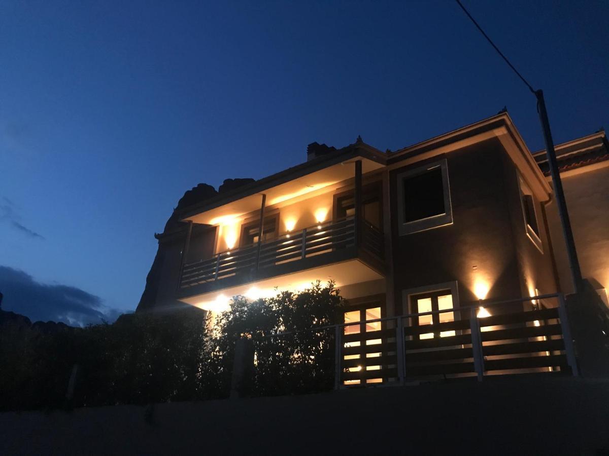 Villa Under Meteora กาลัมปากา ภายนอก รูปภาพ